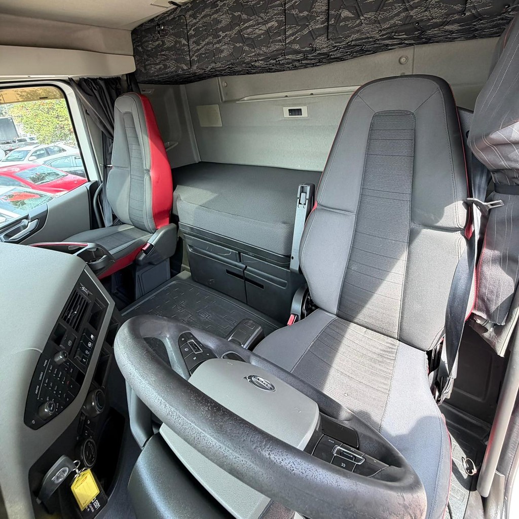 Caminhão VOLVO FH 420 Cavalo Mecânico ANO 2020 de Patio 201 Caminhoes e Carretas no Paraná