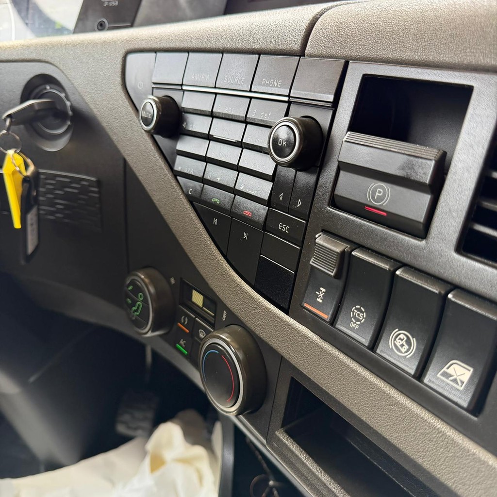 Caminhão VOLVO FH 420 Cavalo Mecânico ANO 2020 de Patio 201 Caminhoes e Carretas no Paraná