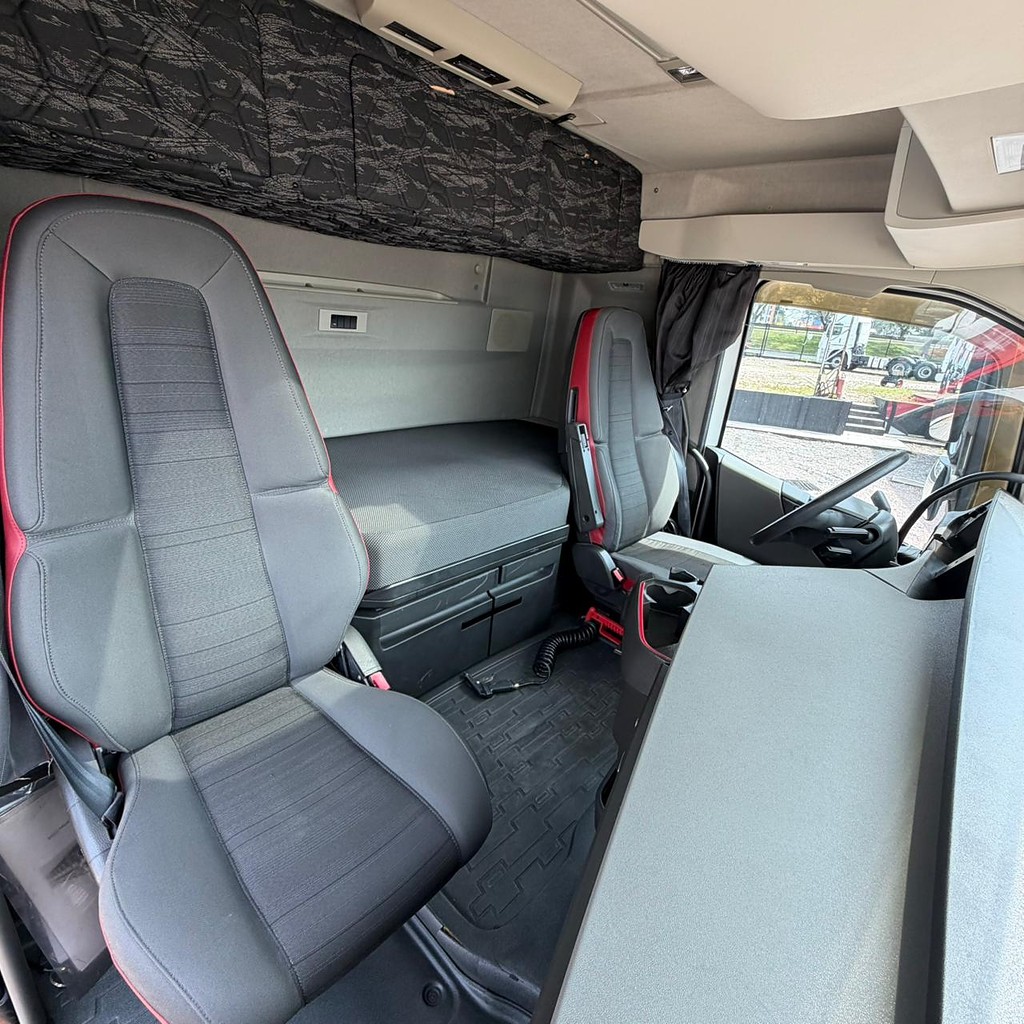 Caminhão VOLVO FH 420 Cavalo Mecânico ANO 2020 de Patio 201 Caminhoes e Carretas no Paraná