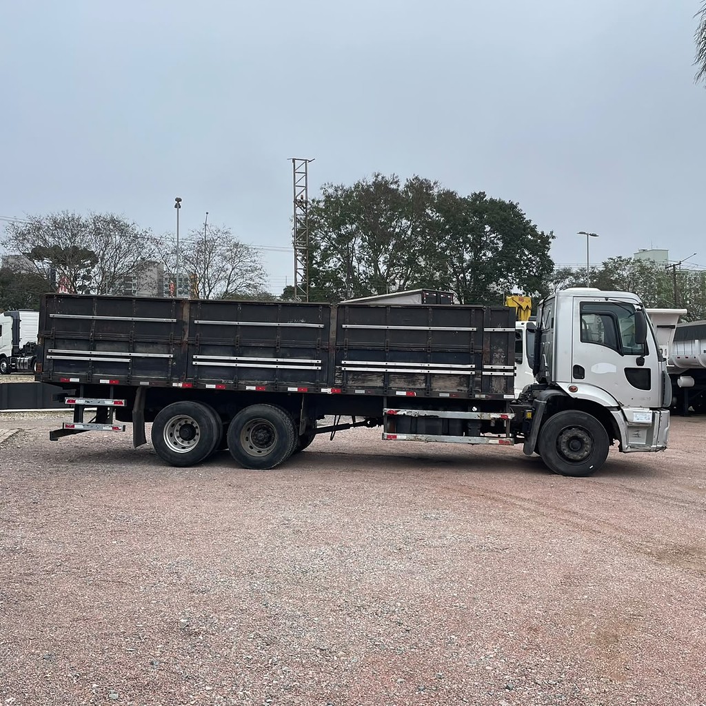 Caminhão FORD CARGO 2423 Aves Vivas ANO 2013 de Patio 201 Caminhoes e Carretas no Paraná