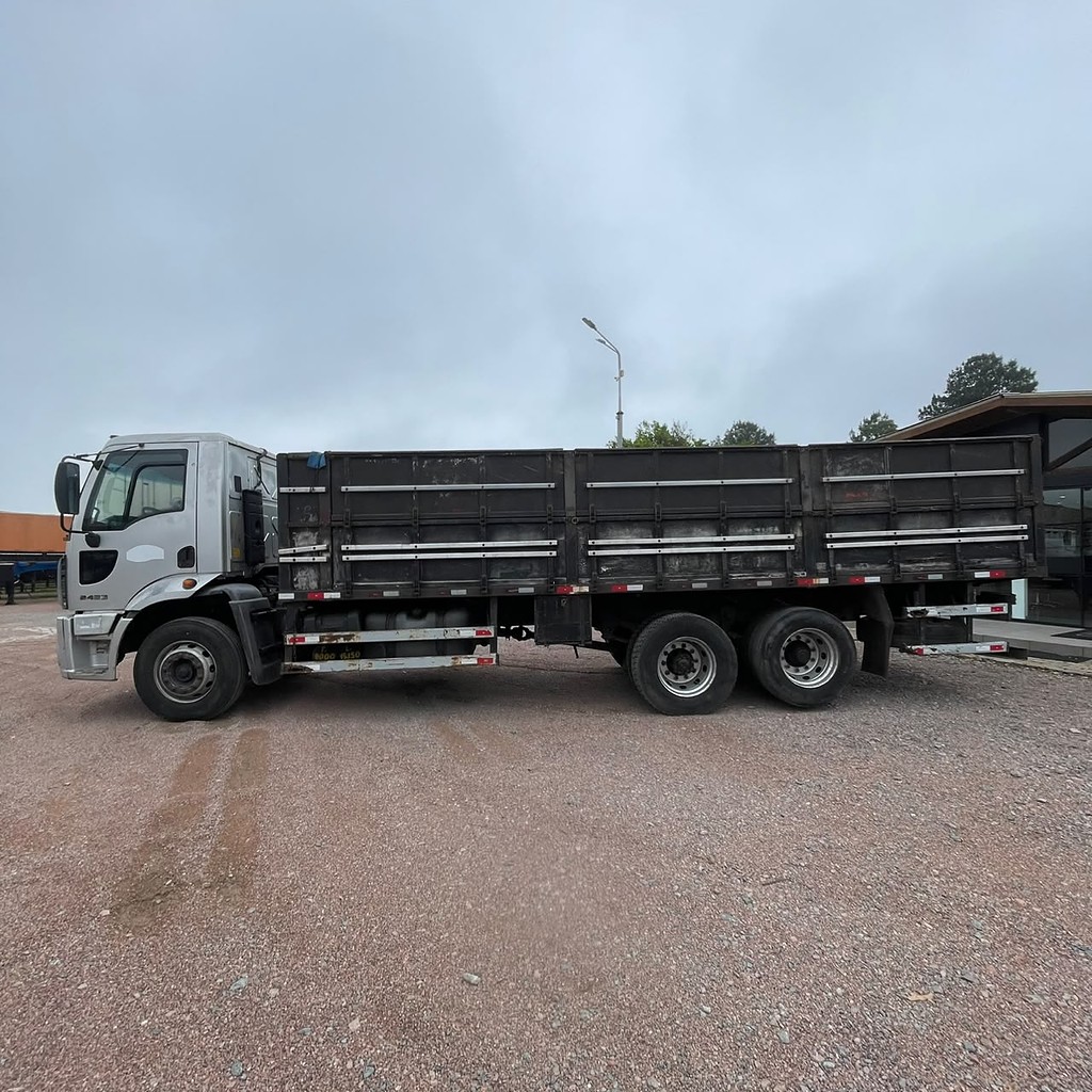 Caminhão FORD CARGO 2423 Aves Vivas ANO 2013 de Patio 201 Caminhoes e Carretas no Paraná