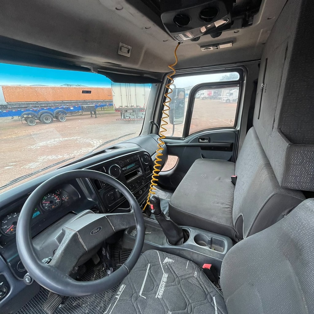 Caminhão FORD CARGO 2423 Aves Vivas ANO 2013 de Patio 201 Caminhoes e Carretas no Paraná