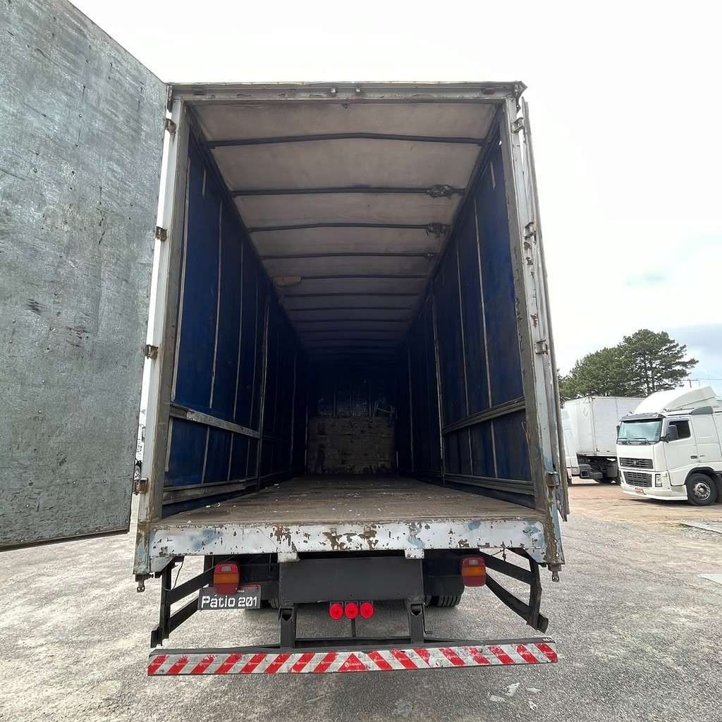 Caminhão FORD CARGO 2428 Baú Sider ANO 2011 de Patio 201 Caminhoes e Carretas no Paraná