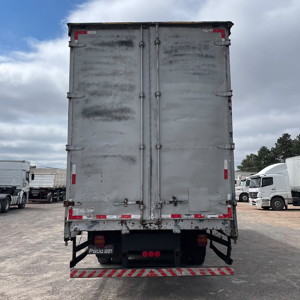 Caminhão FORD CARGO 2428 Baú Sider ANO 2011 de Patio 201 Caminhoes e Carretas no Paraná