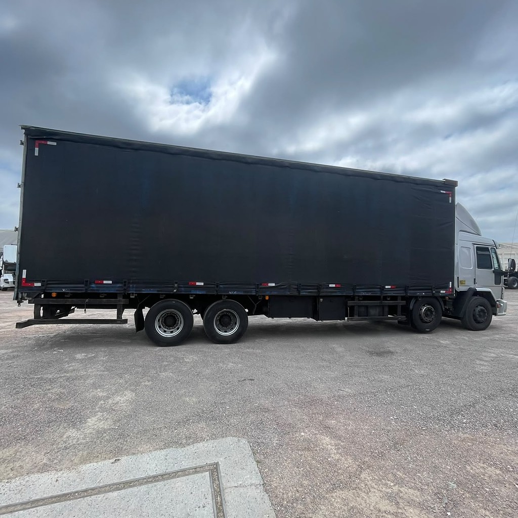 Caminhão FORD CARGO 2428 Baú Sider ANO 2011 de Patio 201 Caminhoes e Carretas no Paraná