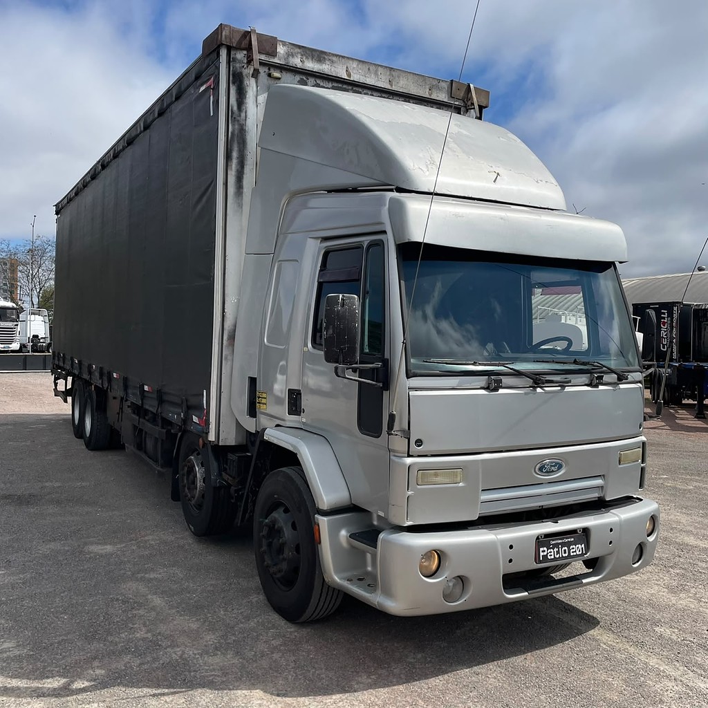 Caminhão FORD CARGO 2428 Baú Sider ANO 2011 de Patio 201 Caminhoes e Carretas no Paraná