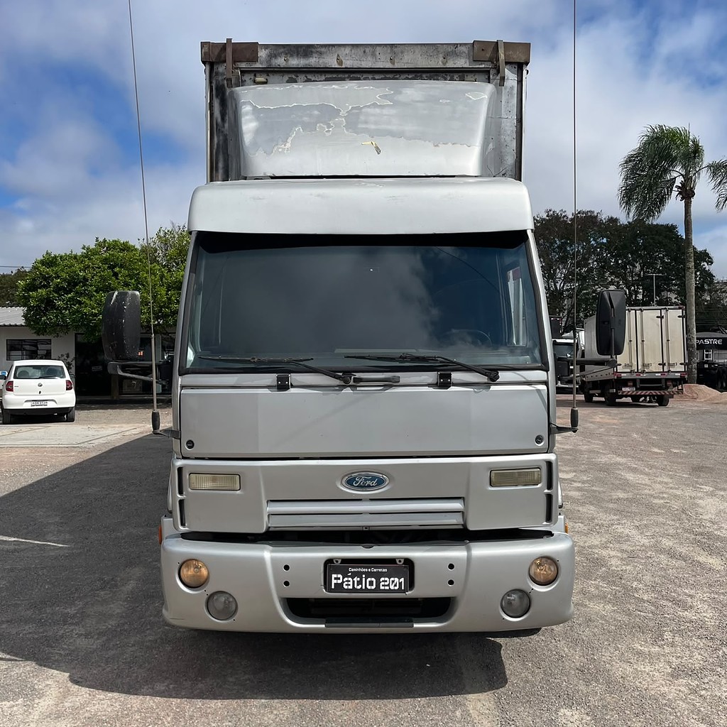 Caminhão FORD CARGO 2428 Baú Sider ANO 2011 de Patio 201 Caminhoes e Carretas no Paraná