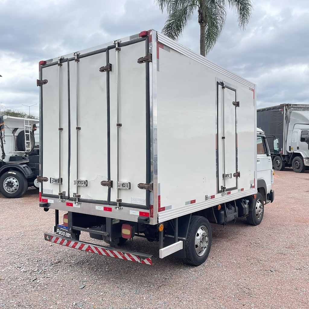 Caminhão VOLKSWAGEN VW 5150 Baú Frigorífico ANO 2015 de Patio 201 Caminhoes e Carretas no Paraná