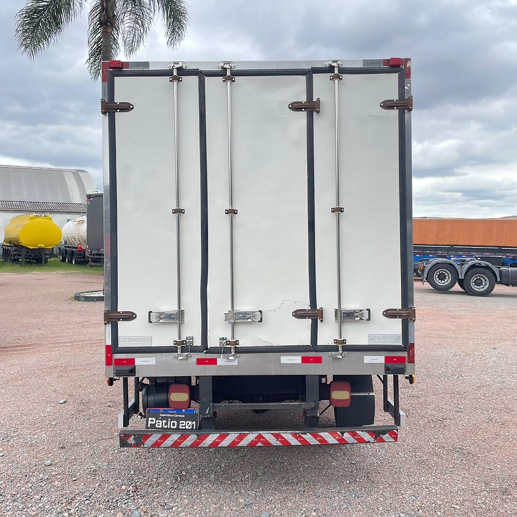 Caminhão VOLKSWAGEN VW 5150 Baú Frigorífico ANO 2015 de Patio 201 Caminhoes e Carretas no Paraná