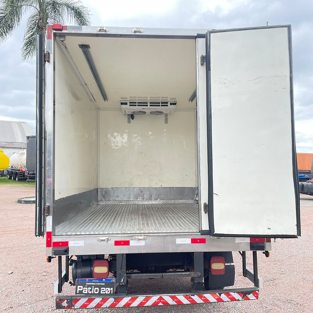 Caminhão VOLKSWAGEN VW 5150 Baú Frigorífico ANO 2015 de Patio 201 Caminhoes e Carretas no Paraná