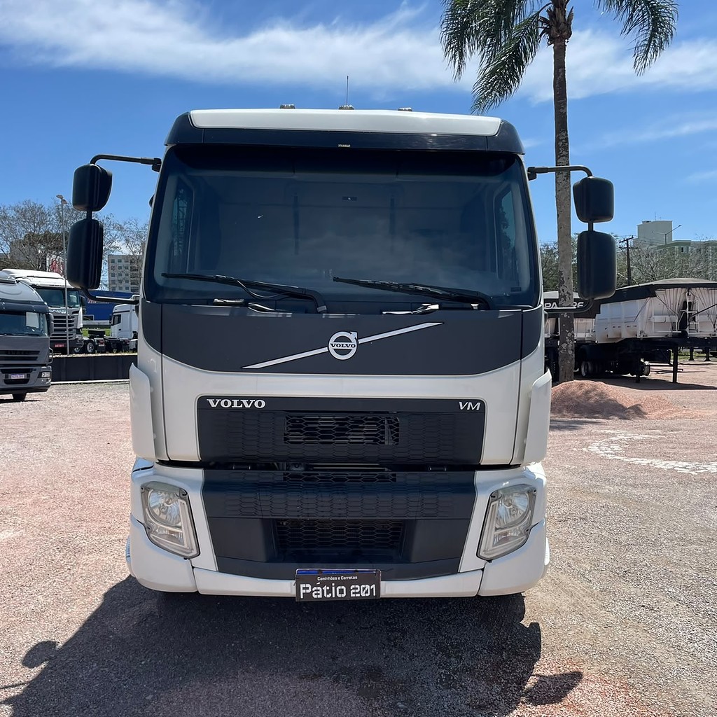 Caminhão VOLVO VM 330 Chassis ANO 2020 de Patio 201 Caminhoes e Carretas no Paraná