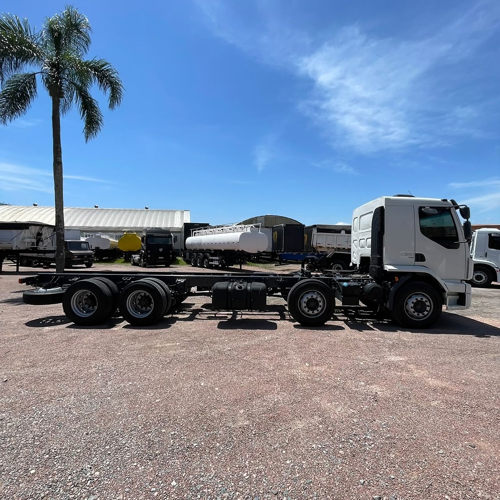 Caminhão VOLVO VM 330 Chassis ANO 2020 de Patio 201 Caminhoes e Carretas no Paraná
