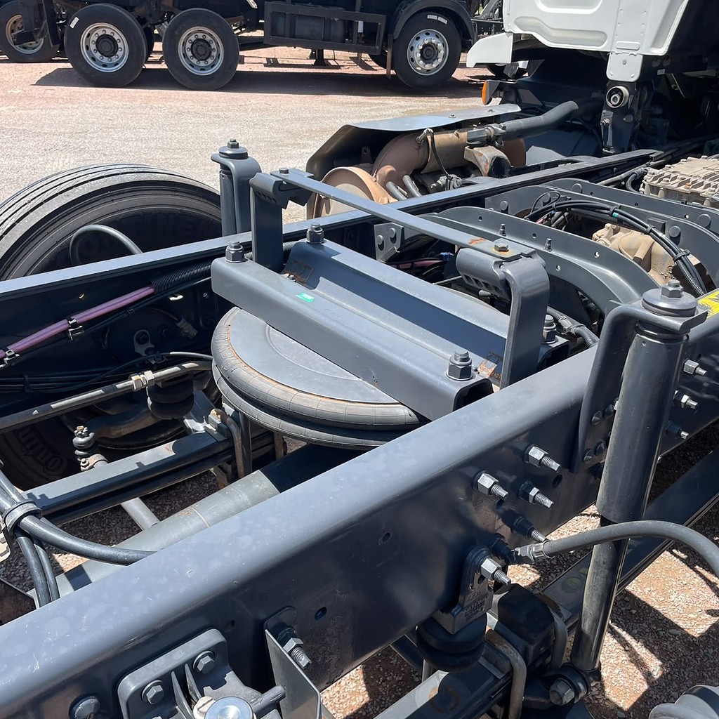 Caminhão VOLVO VM 330 Chassis ANO 2020 de Patio 201 Caminhoes e Carretas no Paraná