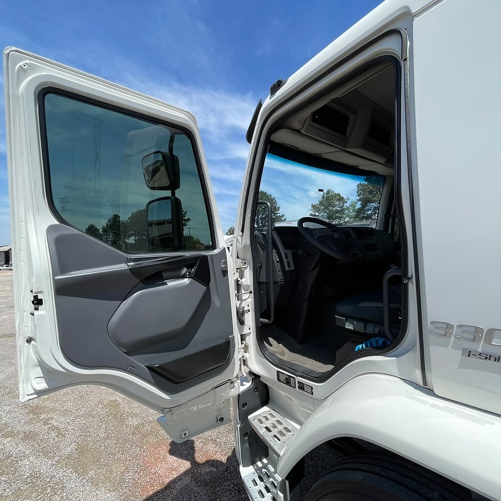 Caminhão VOLVO VM 330 Chassis ANO 2020 de Patio 201 Caminhoes e Carretas no Paraná