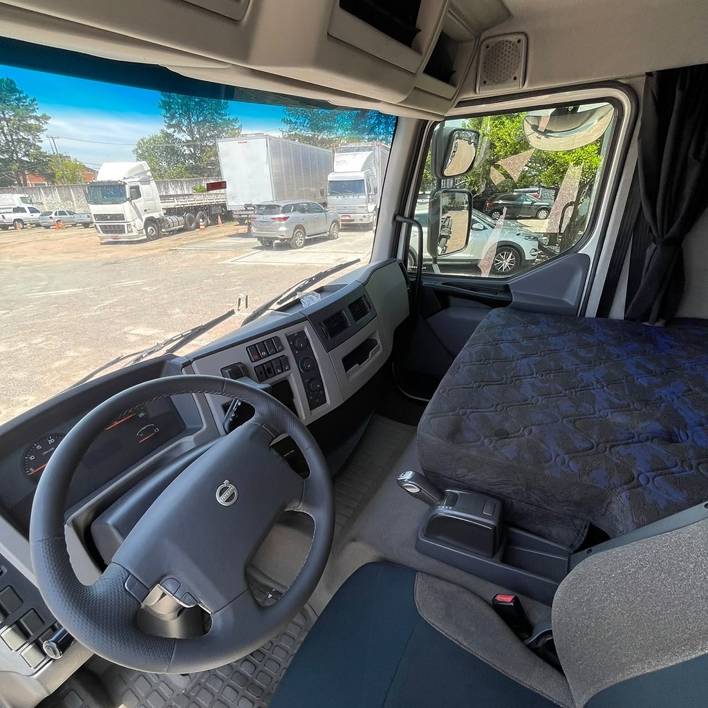 Caminhão VOLVO VM 330 Chassis ANO 2020 de Patio 201 Caminhoes e Carretas no Paraná