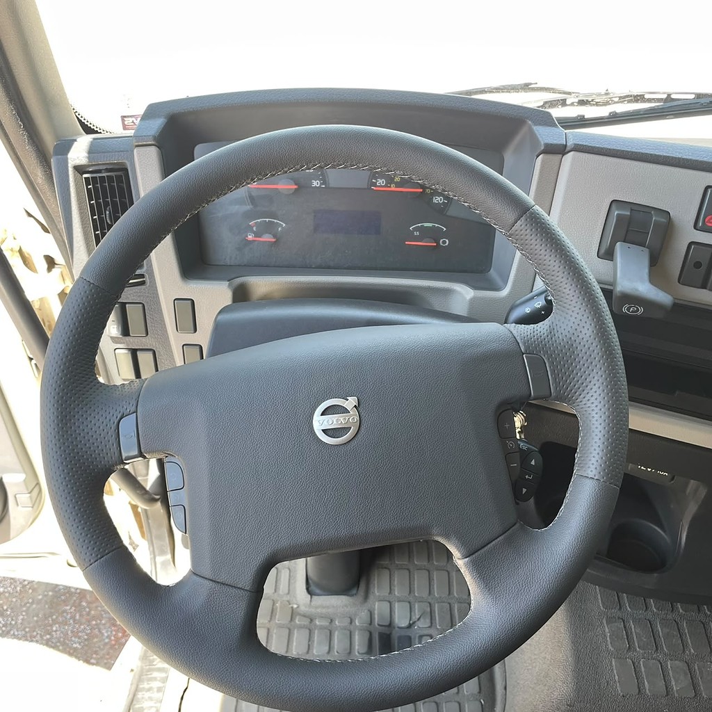 Caminhão VOLVO VM 330 Chassis ANO 2020 de Patio 201 Caminhoes e Carretas no Paraná