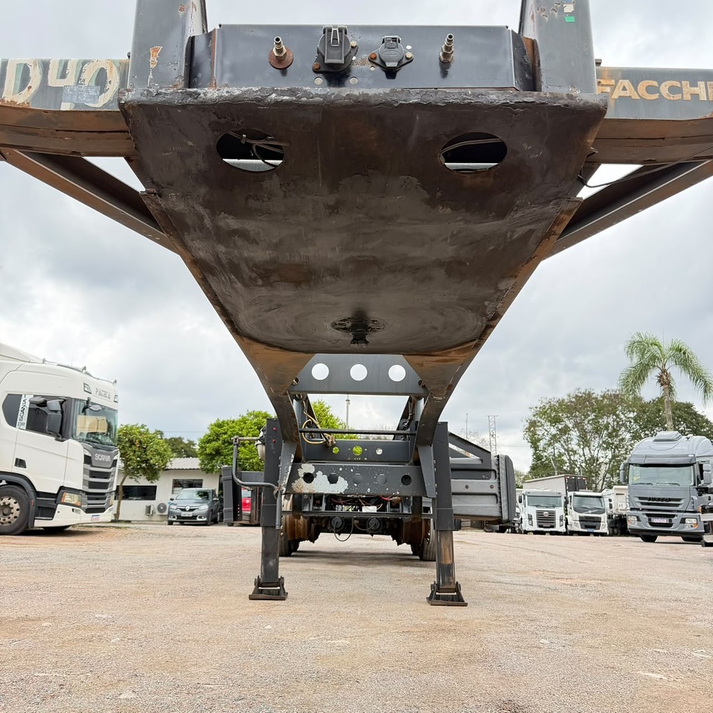 Carreta SEMI-REBOQUE PORTA-CONTAINER Facchini ANO 2023 3 Eixos de Patio 201 Caminhoes e Carretas no Paraná