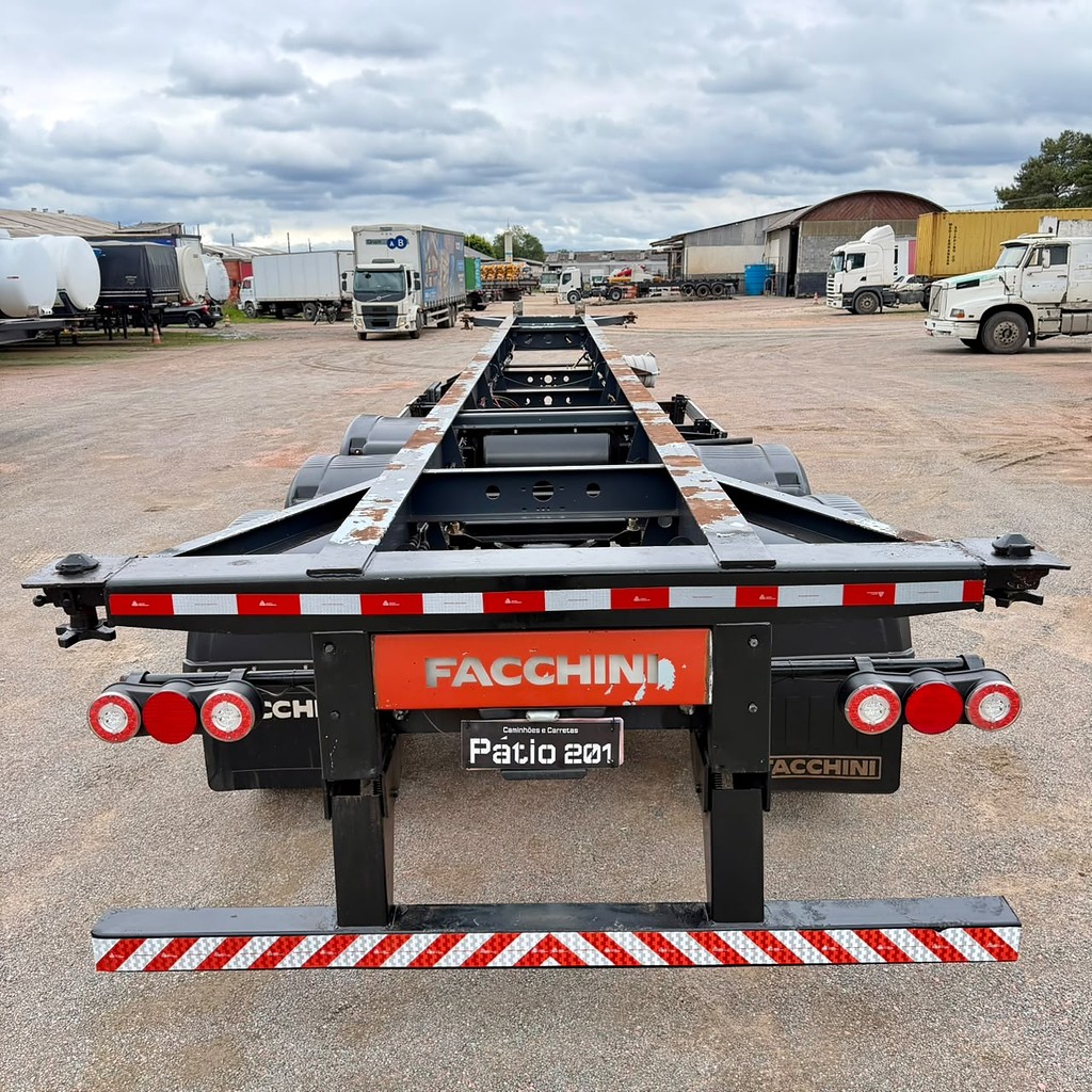 Carreta SEMI-REBOQUE PORTA-CONTAINER Facchini ANO 2023 3 Eixos de Patio 201 Caminhoes e Carretas no Paraná