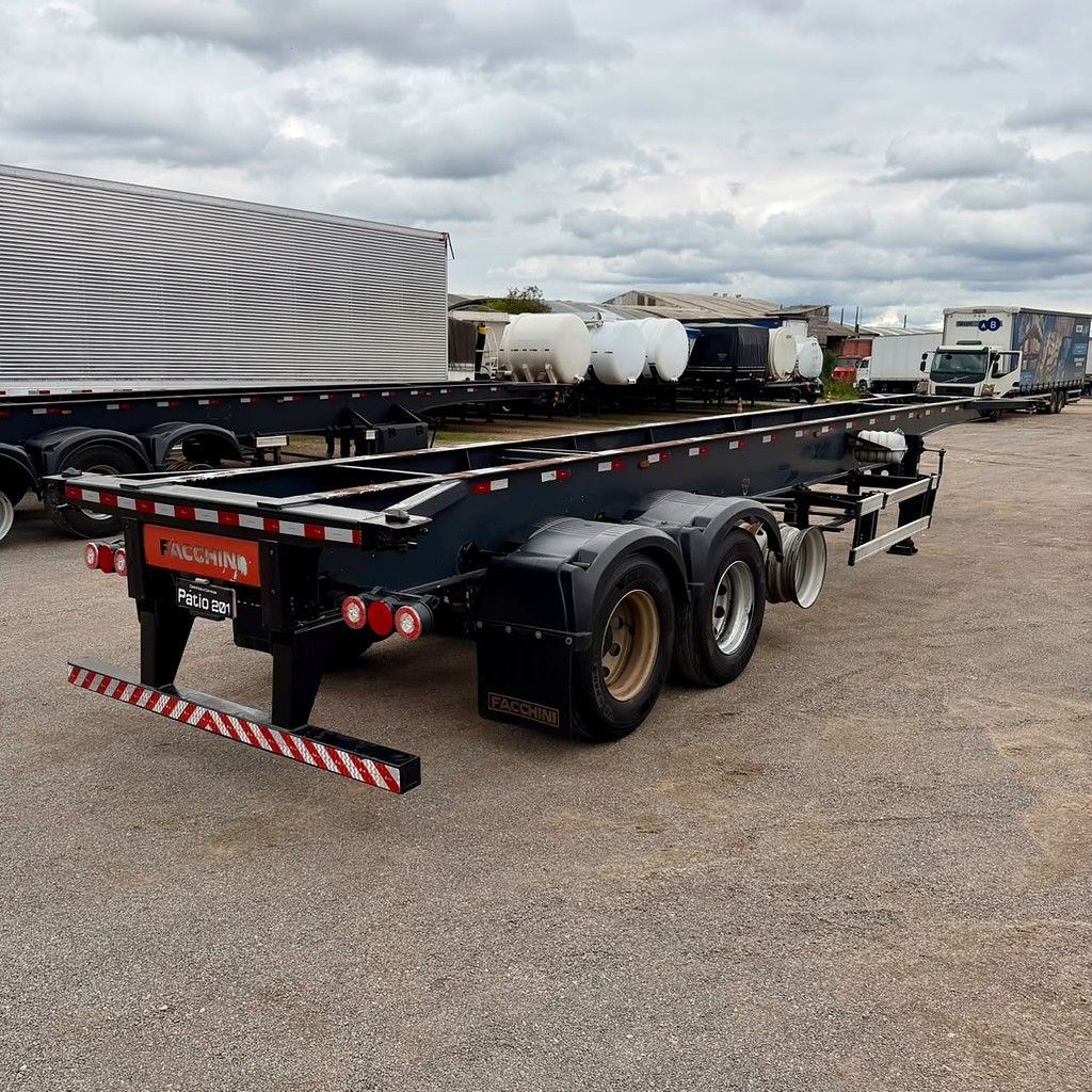 Carreta SEMI-REBOQUE PORTA-CONTAINER Facchini ANO 2023 3 Eixos de Patio 201 Caminhoes e Carretas no Paraná