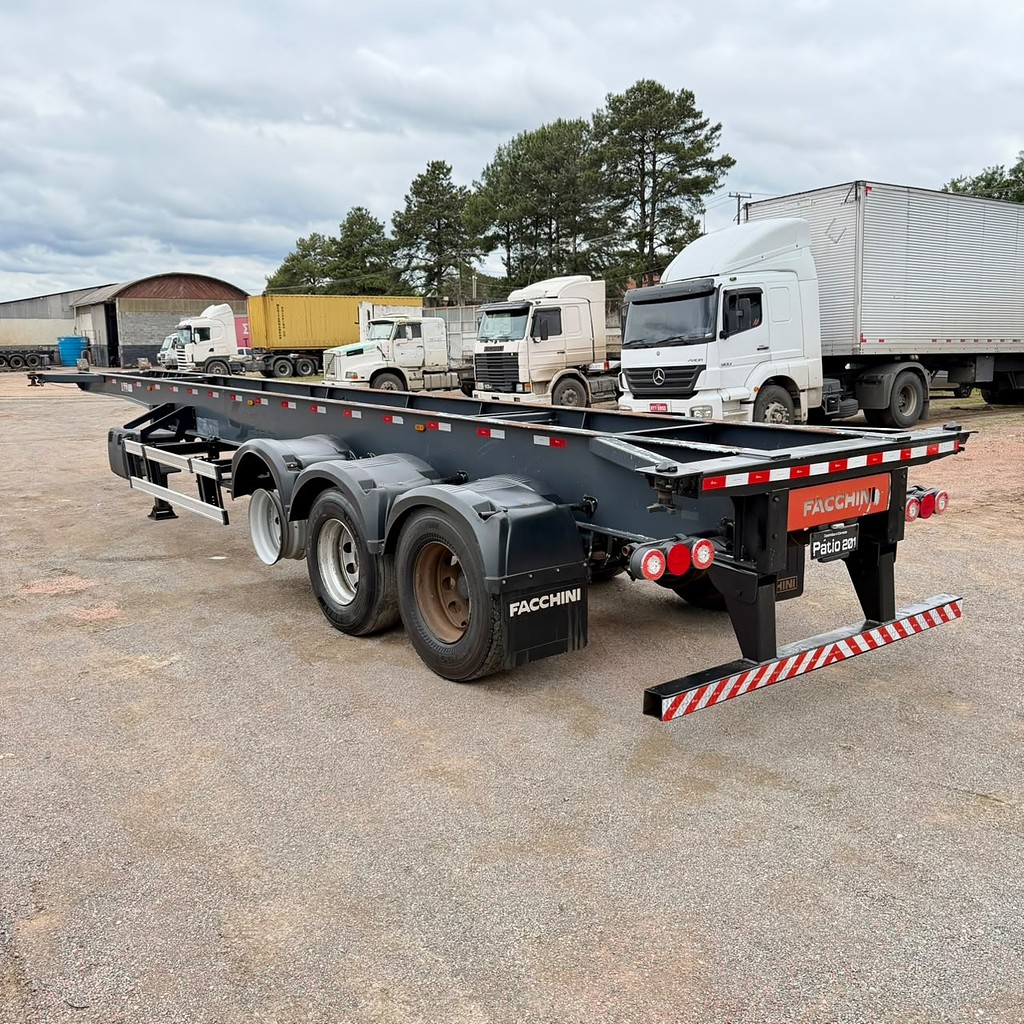 Carreta SEMI-REBOQUE PORTA-CONTAINER Facchini ANO 2023 3 Eixos de Patio 201 Caminhoes e Carretas no Paraná