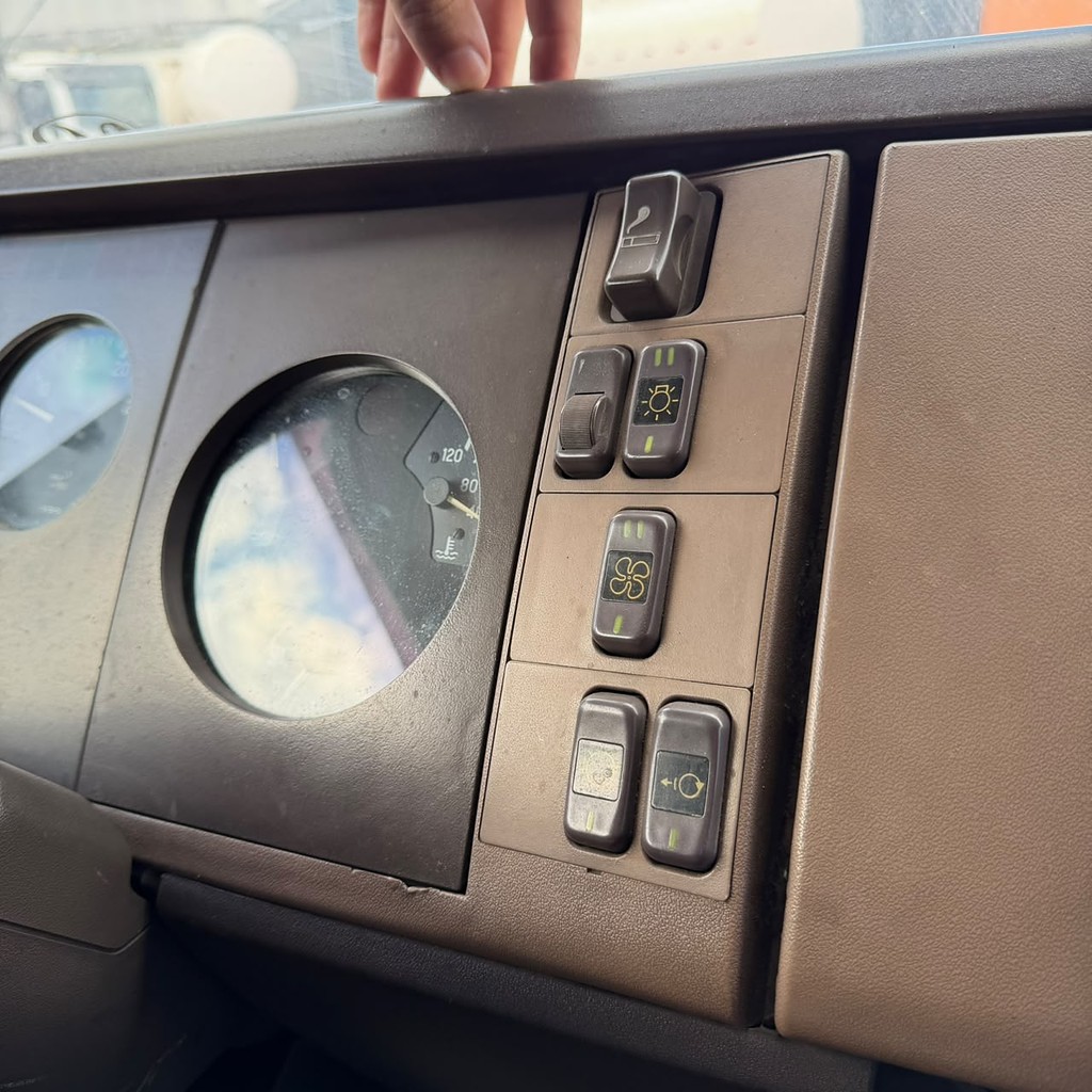Caminhão MERCEDES BENZ MB 709 Baú Furgão ANO 1990 de Patio 201 Caminhoes e Carretas no Paraná