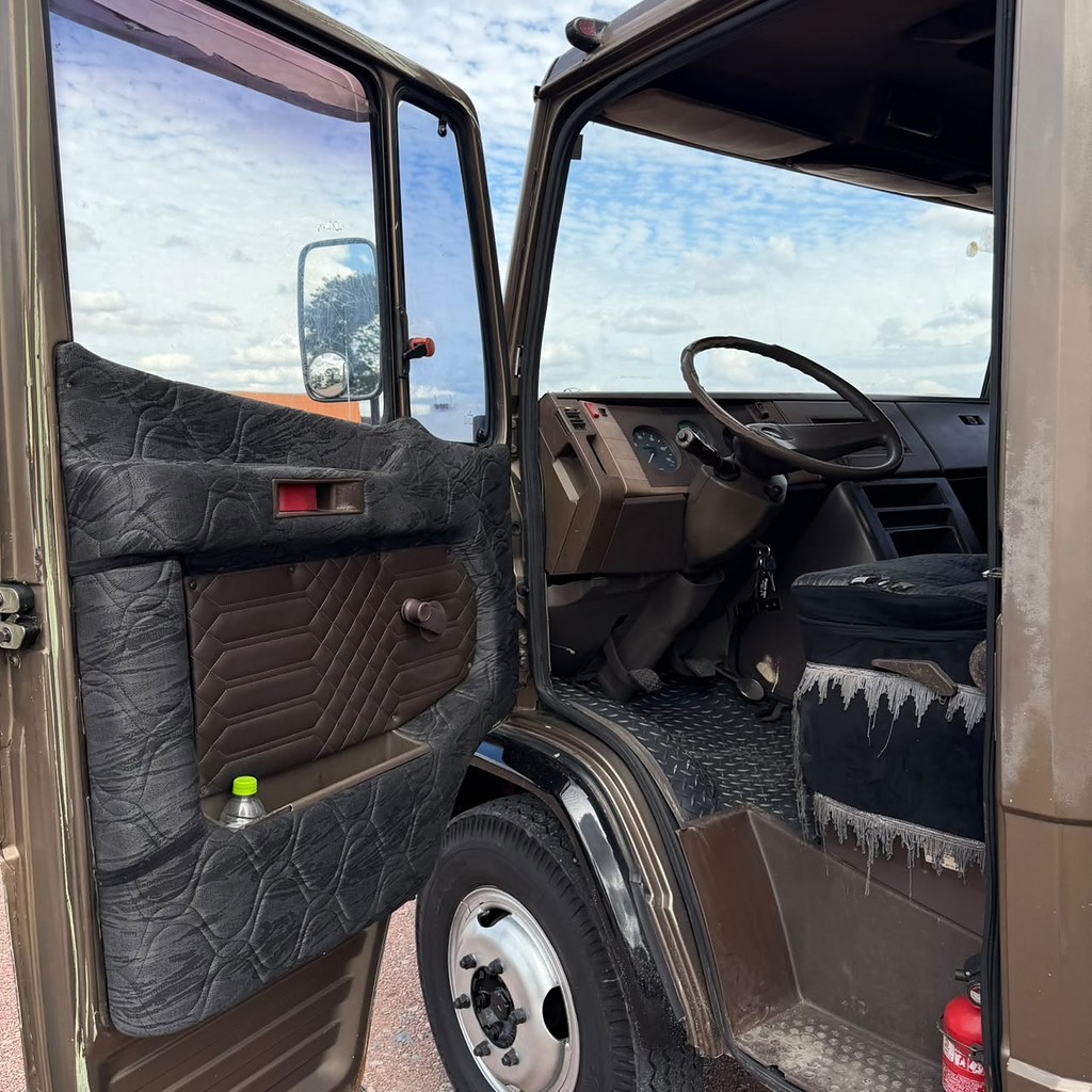 Caminhão MERCEDES BENZ MB 709 Baú Furgão ANO 1990 de Patio 201 Caminhoes e Carretas no Paraná