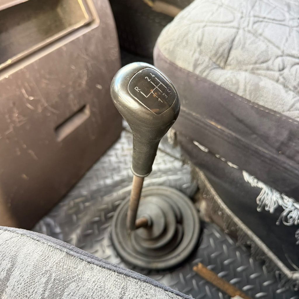 Caminhão MERCEDES BENZ MB 709 Baú Furgão ANO 1990 de Patio 201 Caminhoes e Carretas no Paraná