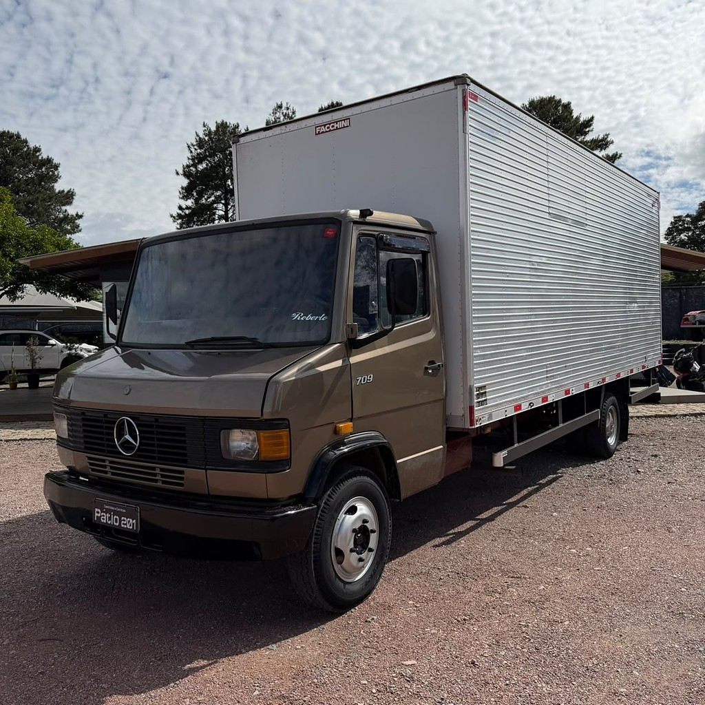 Caminhão MERCEDES BENZ MB 709 Baú Furgão ANO 1990 de Patio 201 Caminhoes e Carretas no Paraná