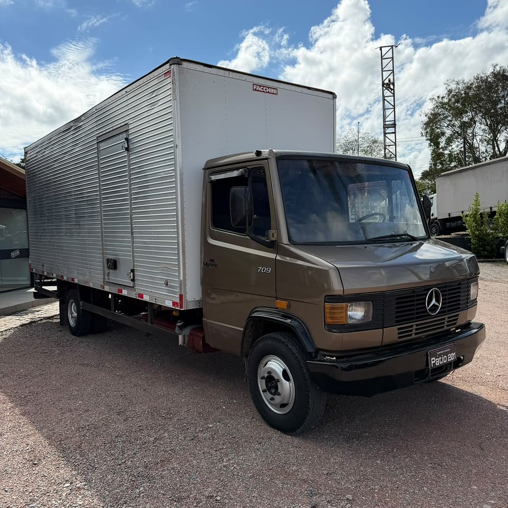 Caminhão MERCEDES BENZ MB 709 Baú Furgão ANO 1990 de Patio 201 Caminhoes e Carretas no Paraná