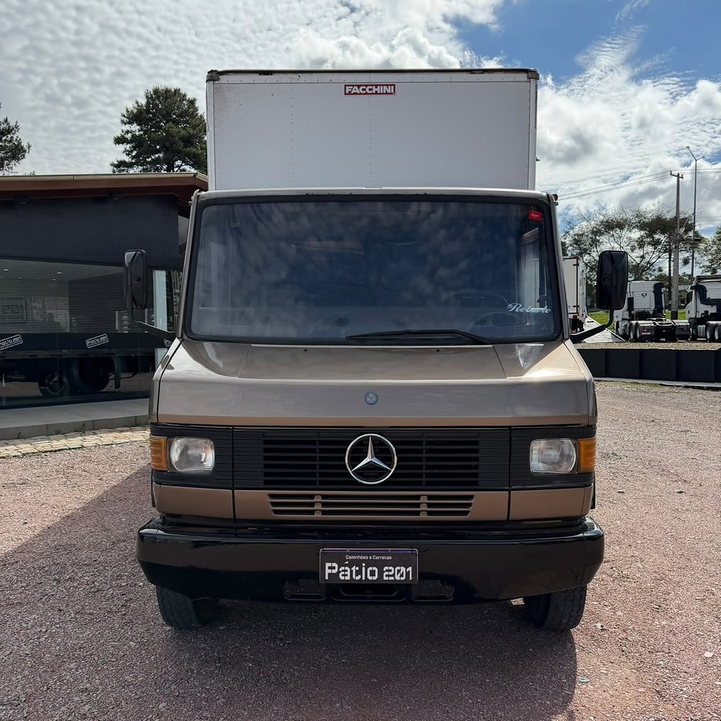 Caminhão MERCEDES BENZ MB 709 Baú Furgão ANO 1990 de Patio 201 Caminhoes e Carretas no Paraná