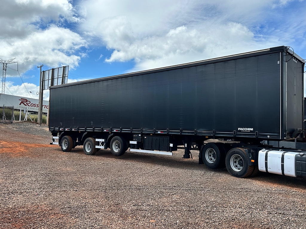 Carreta SEMI-REBOQUE BAU SIDER Facchini ANO 2021 1+1+1 Vanderleia de Puchalski Implementos no Paraná