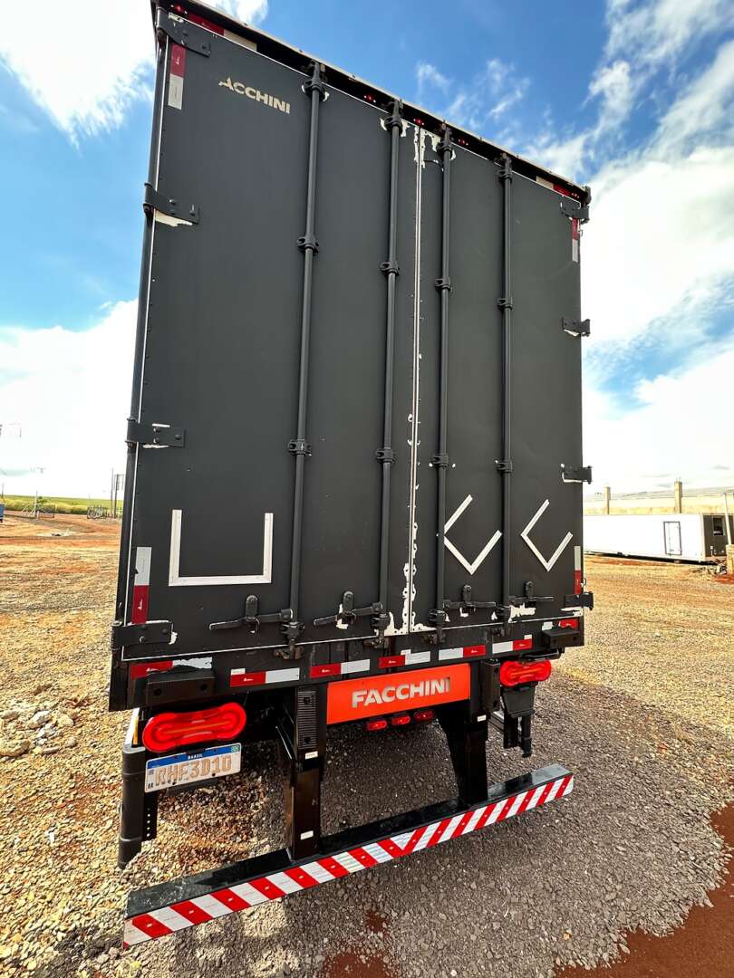 Carreta SEMI-REBOQUE BAU SIDER Facchini ANO 2021 1+1+1 Vanderleia de Puchalski Implementos no Paraná