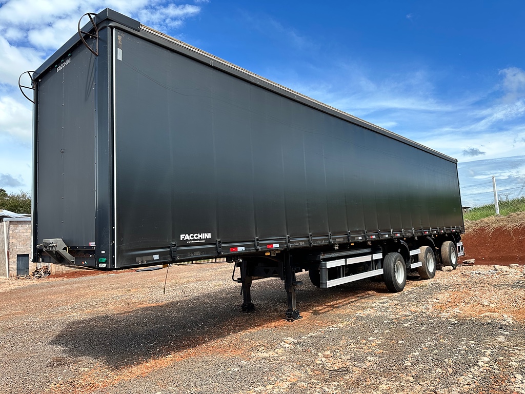 Carreta SEMI-REBOQUE BAU SIDER Facchini ANO 2021 1+1+1 Vanderleia de Puchalski Implementos no Paraná