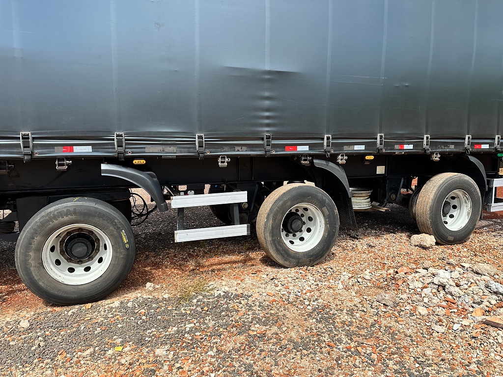 Carreta SEMI-REBOQUE BAU SIDER Facchini ANO 2021 1+1+1 Vanderleia de Puchalski Implementos no Paraná