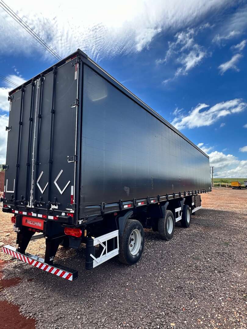 Carreta SEMI-REBOQUE BAU SIDER Facchini ANO 2021 1+1+1 Vanderleia de Puchalski Implementos no Paraná