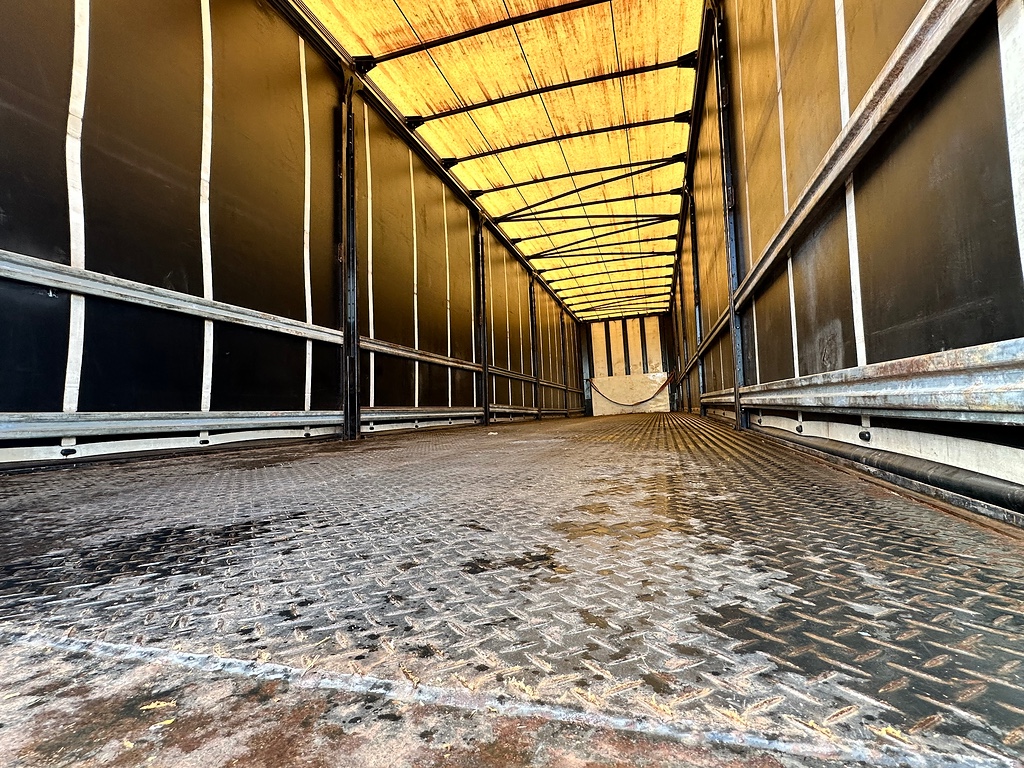 Carreta SEMI-REBOQUE BAU SIDER Facchini ANO 2021 1+1+1 Vanderleia de Puchalski Implementos no Paraná