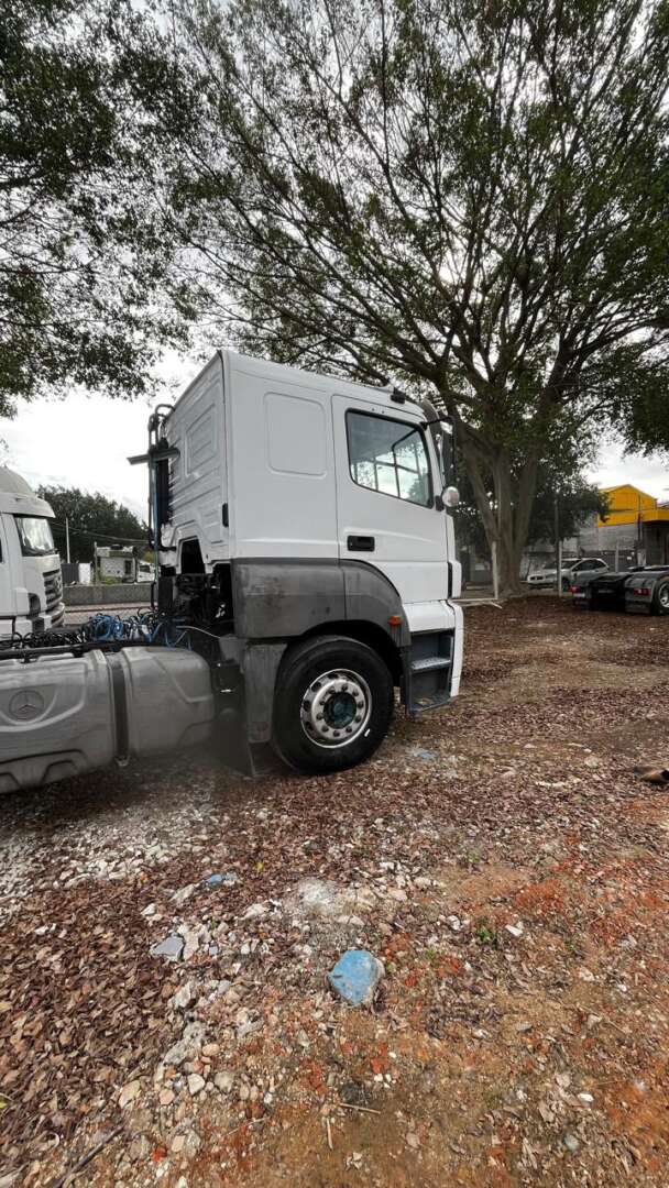 Caminhão MERCEDES BENZ MB 2536 Cavalo Mecânico ANO 2013 de Kivia Machado em São Paulo