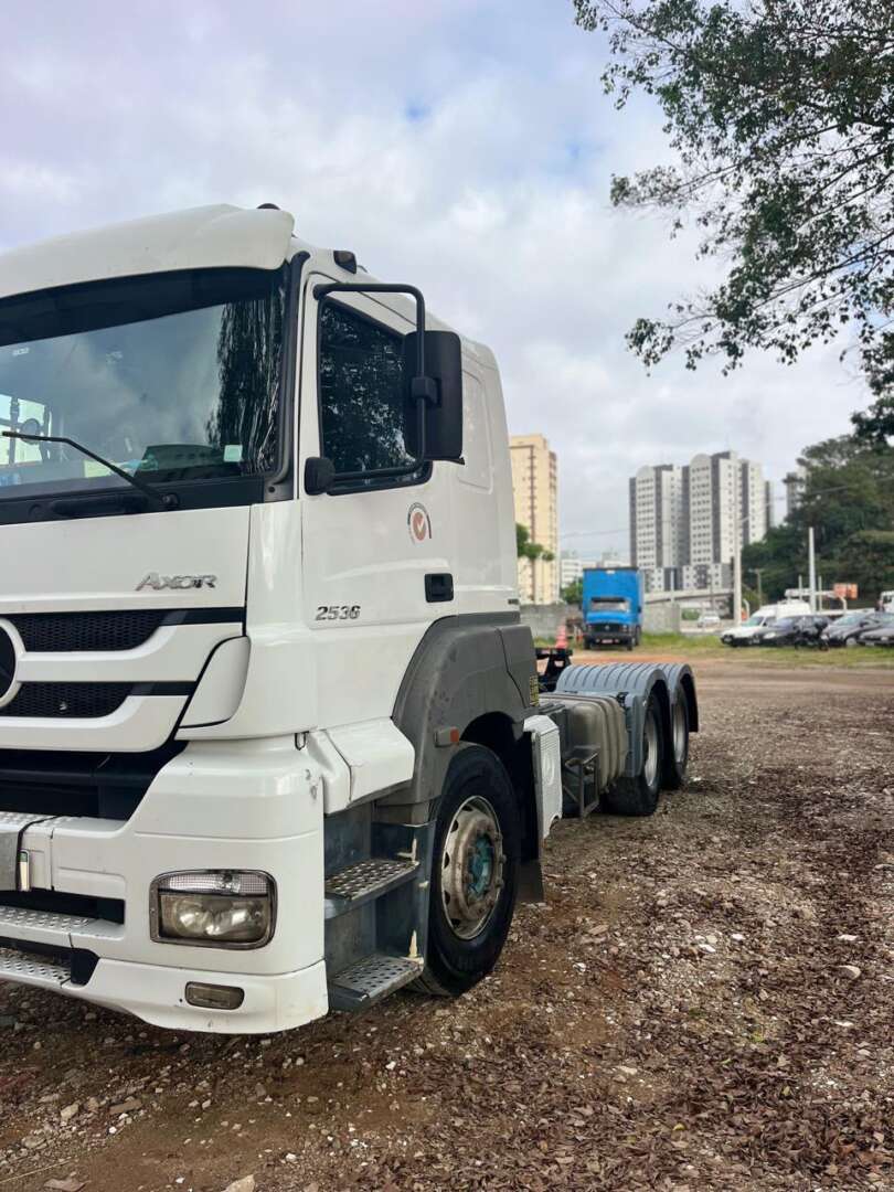 Caminhão MERCEDES BENZ MB 2536 Cavalo Mecânico ANO 2013 de Kivia Machado em São Paulo