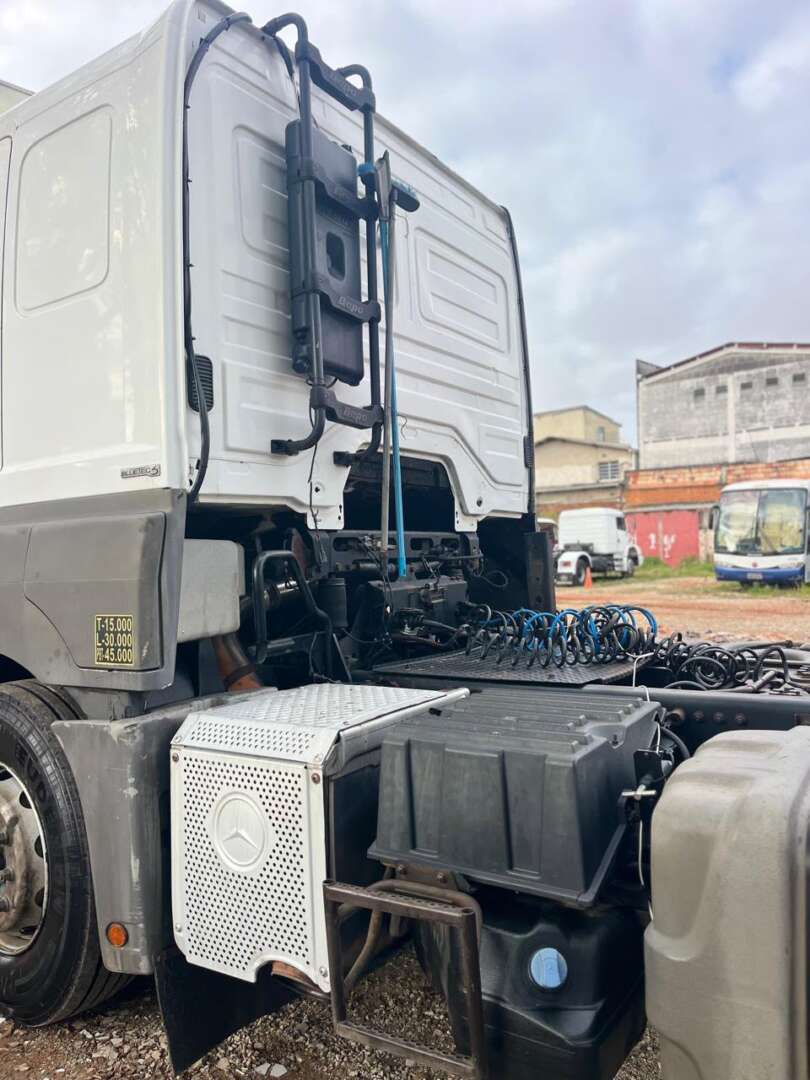 Caminhão MERCEDES BENZ MB 2536 Cavalo Mecânico ANO 2013 de Kivia Machado em São Paulo