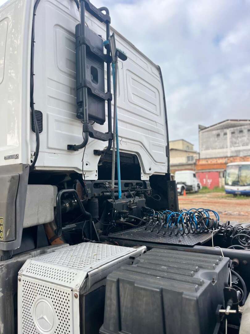 Caminhão MERCEDES BENZ MB 2536 Cavalo Mecânico ANO 2013 de Kivia Machado em São Paulo
