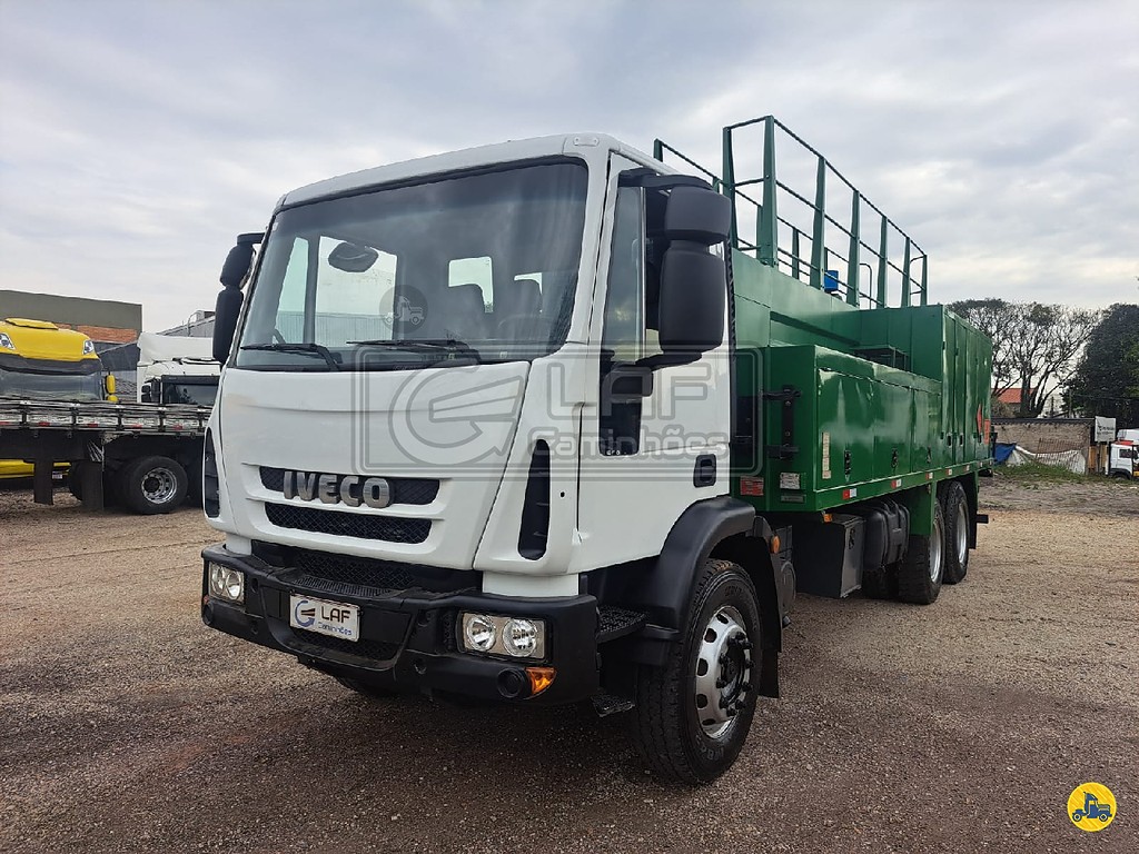 Caminhão IVECO TECTOR 260E28 Comboio ANO 2013 de Laf Caminhões no Paraná