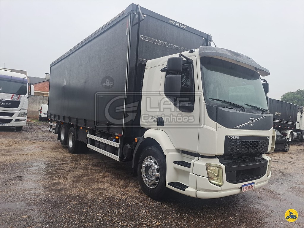 Caminhão VOLVO VM 270 Baú Sider ANO 2015 de Laf Caminhões no Paraná
