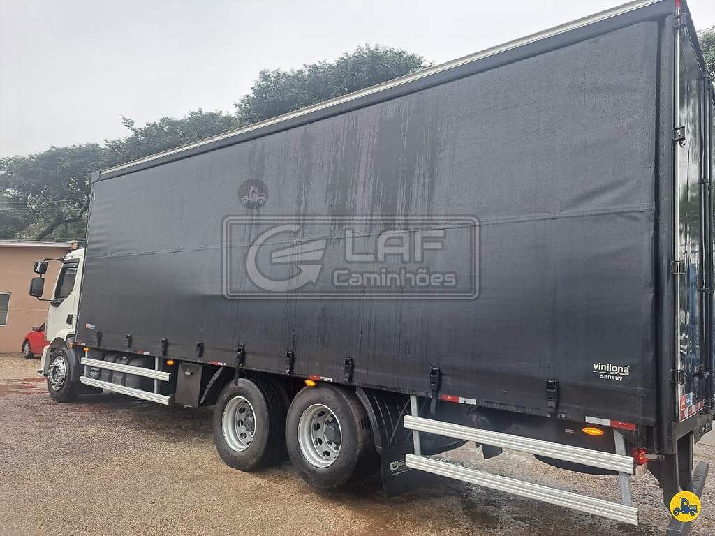 Caminhão VOLVO VM 270 Baú Sider ANO 2015 de Laf Caminhões no Paraná