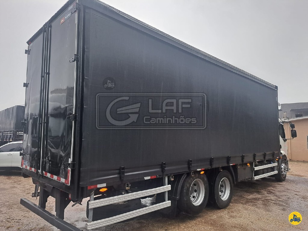 Caminhão VOLVO VM 270 Baú Sider ANO 2015 de Laf Caminhões no Paraná