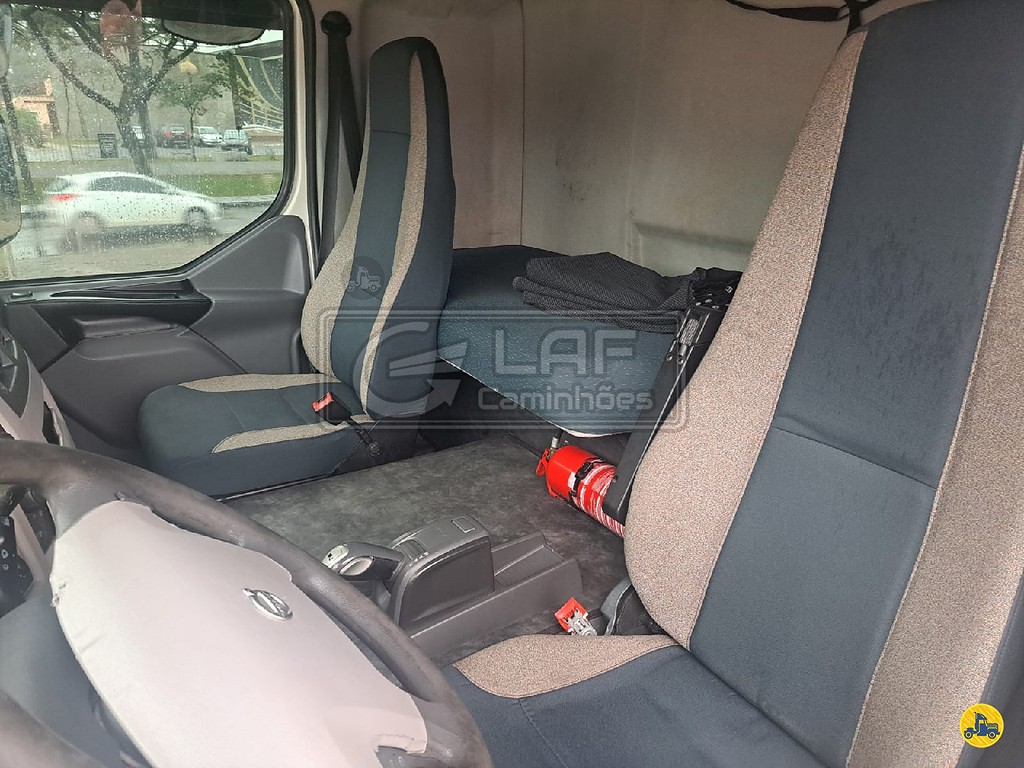 Caminhão VOLVO VM 270 Baú Sider ANO 2015 de Laf Caminhões no Paraná