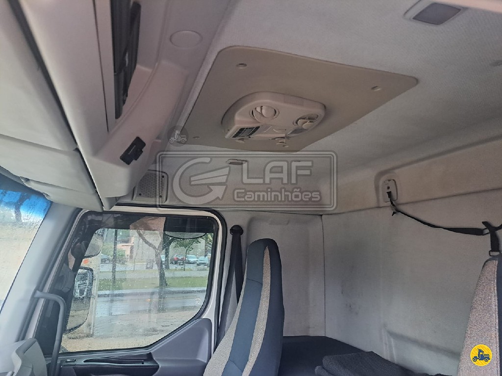 Caminhão VOLVO VM 270 Baú Sider ANO 2015 de Laf Caminhões no Paraná