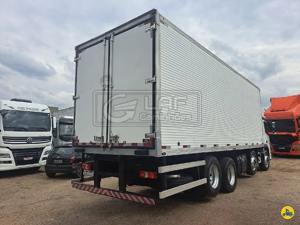Caminhão MERCEDES BENZ MB 3030 Baú Frigorífico ANO 2020 de Laf Caminhões no Paraná
