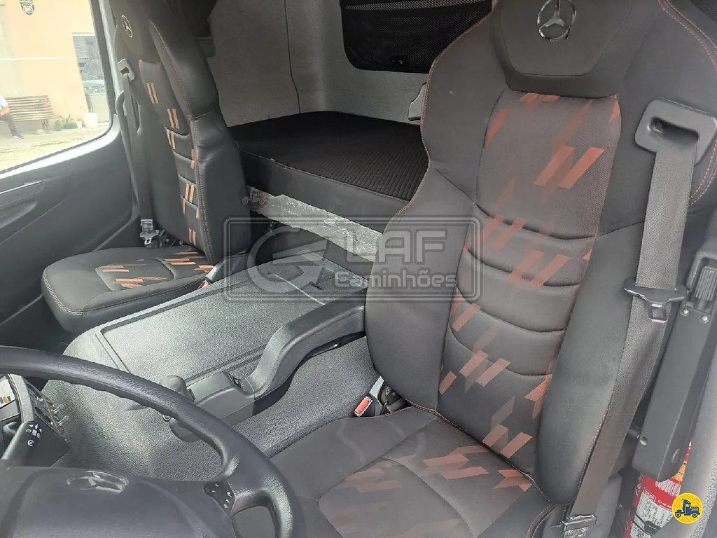 Caminhão MERCEDES BENZ MB 3030 Baú Frigorífico ANO 2020 de Laf Caminhões no Paraná