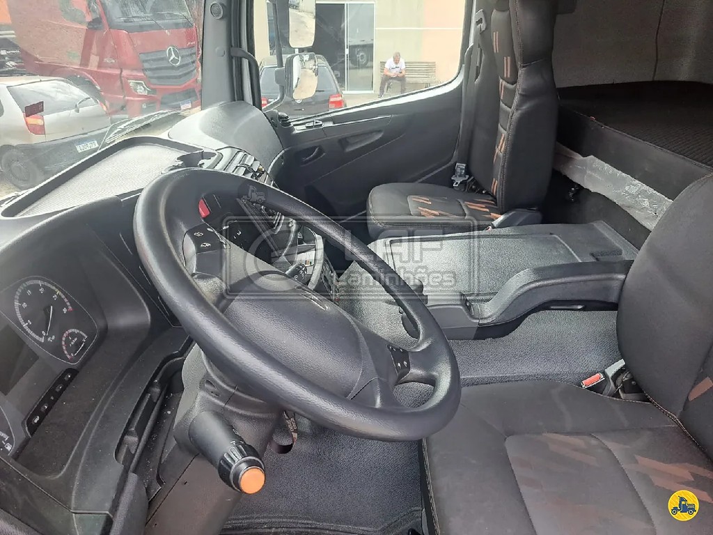 Caminhão MERCEDES BENZ MB 3030 Baú Frigorífico ANO 2020 de Laf Caminhões no Paraná