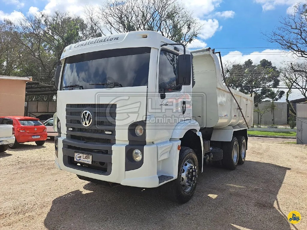 Caminhão VOLKSWAGEN VW 31320 Caçamba Basculante ANO 2011 de Laf Caminhões no Paraná